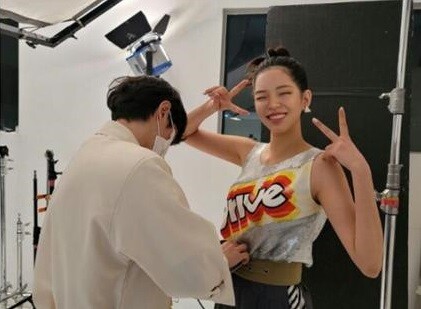 신한은행 광고 및 화보를 촬영 중인 가상 인플루언서 ‘로지’