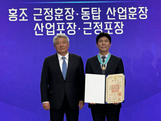 왼쪽부터 김홍일 방송통신위원장, 현대원 서강대 메타버스전문대학원장