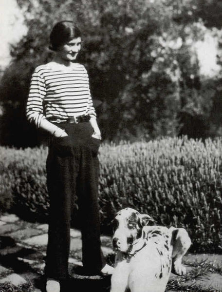▲Coco Chanel, Gabrielle Chanel posiert in der Zwischenkriegszeit in einem Matrosenoberteil 1928