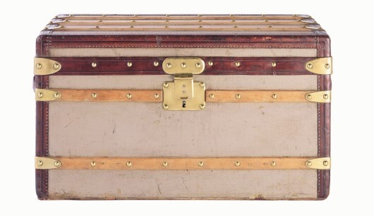 ▲루이 비통이 최초로 만든 사각형 트렁크 ‘그레이 트리아농 캔버스’(Grey Trianon Canvas trunk, 1858년 생산) * 출처: [네이버 지식백과] 루이비통 [LOUIS VUITTON] (세계 브랜드 백과, 인터브랜드)