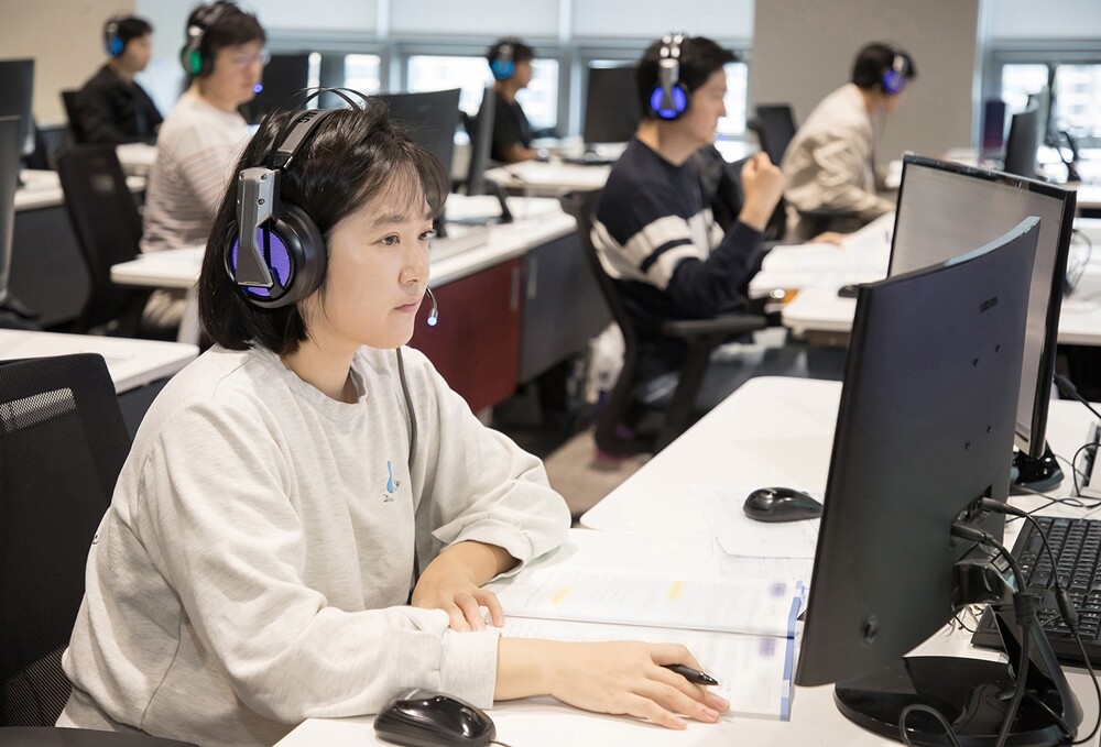 2024년 10월 삼성전자 인재개발원(경기도 용인)에서 삼성전자 감독관이 삼성직무적성검사(GSAT) 응시자를 대상으로 예비 소집을 진행하는 모습