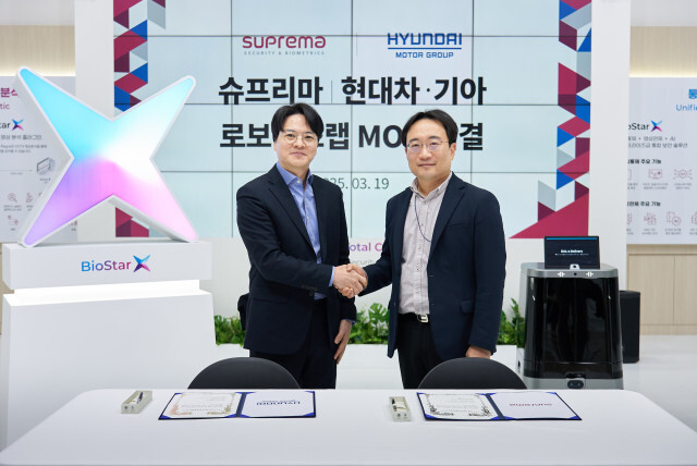 왼쪽부터 슈프리마 김한철 대표와 현대차·기아 로보틱스랩장 현동진 상무가 업무협약식에서 기념 촬영을 하고 있다