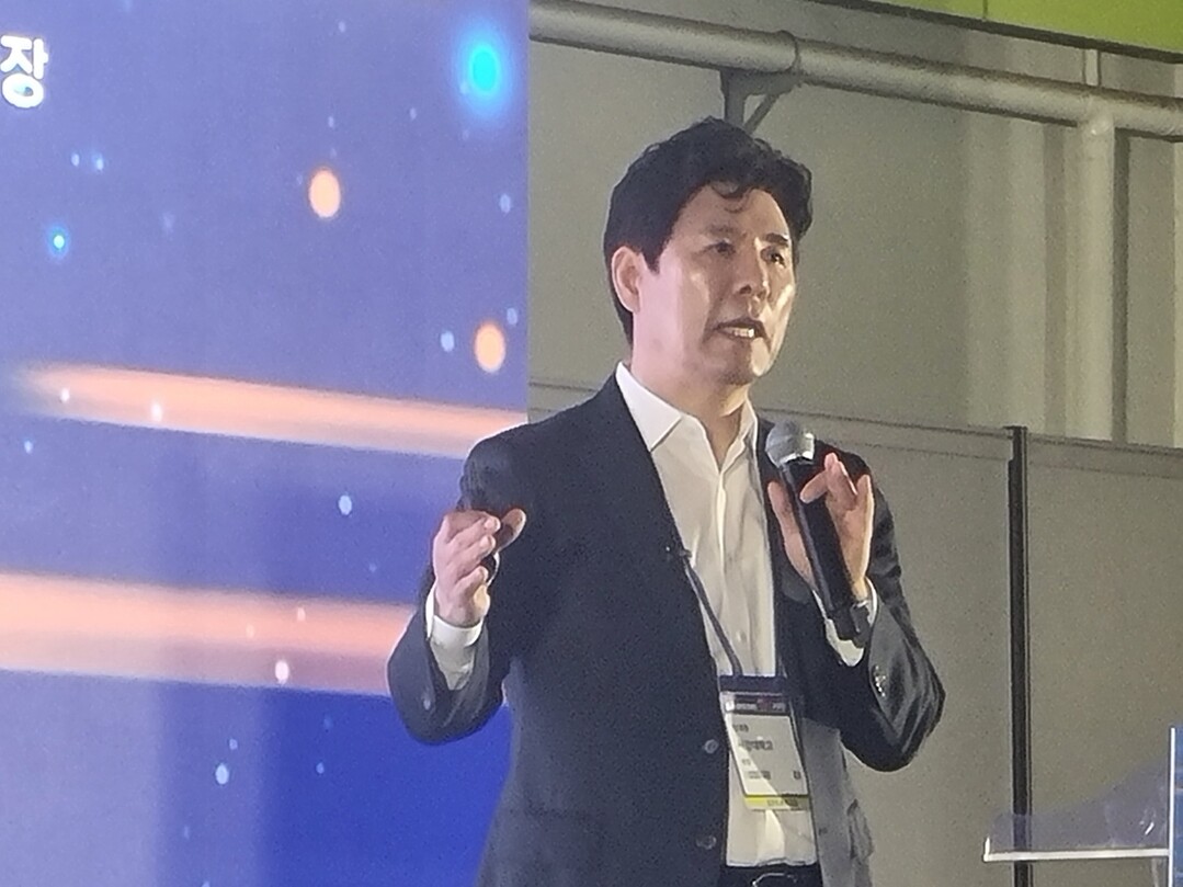 현대원 서강대학교 메타버스전문대학원 원장이 서울 강남구 코엑스에서 18일 열린 ‘MARS 2025 서밋: URBAN AI’ 모두가 함께하는 AI 행복도시라는 주제로 개최된 컨퍼런스에서 강연을 하고 있다. 사진=박대성 칼럼니스트