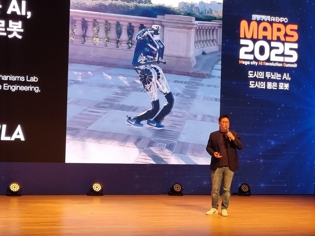 데니스 홍 UCLA 교수가 18일 서울 강남구 코엑스에서 열린 AI 엑스포 ‘MARS 2025’ 개막식에서 ‘URBAN AI와 로봇의 협업구조’를 주제로 강연하고 있다. 사진=박대성