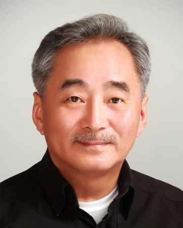 성        명           김 동현 (金 東鉉)

학        력
1972. 3 ~ 1975. 2     경복고등학교
1975. 3 ~ 1983. 2     연세대학교 건축공학과 (공학사)
1984. 8 ~ 1986. 3     오사카대학 환경공학과 연구생
1986. 4 ~ 1988. 3     오사카대학 환경공학과 수사과정 환경디자인 전공 (공학수사)
1988. 4 ~ 1991. 3     오사카대학 환경공학과 박사과정 환경디자인 전공 (공학박사)

경        력
1991. 3 ~ 1996. 5              한국과학기술연구원(KIST) 가상현실연구실 실장
1996. 6 ~ 1998. 10            한국전자통신연구원(ETRI) 가상현실연구실 실장
1999.1.1. ~ 1999.2.4.        게임종합지원센터 설립준비사무국 국장
1999.2.5. ~ 2000.12.19     게임종합지원센터(현 한국콘텐츠진흥원) 소장
2000.11.7. ~ 2000.12.19   게임아카데미 원장 (겸임)
2001.3.1. ~ 2012.3.23       세종대학교 디지털콘텐츠학과 교수
2001.3.1. ~ 2005.2.28       세종대학교 영상대학원 원장
2001.3.29. ~ 2004.12.31   ㈜디지털실크로드 대표이사
2007.12.1. ~ 2008.8.31     세종대학교 문화예술콘텐츠대학원 원장
2016.6. ~ 2017.3               푸토엔터테인먼트 가상현실연구소 소장
2017.8 ~ 2021.7                가상현실콘텐츠산업협회 회장
2021.8 ~ 현재                    가상현실콘텐츠산업협회 명예회장