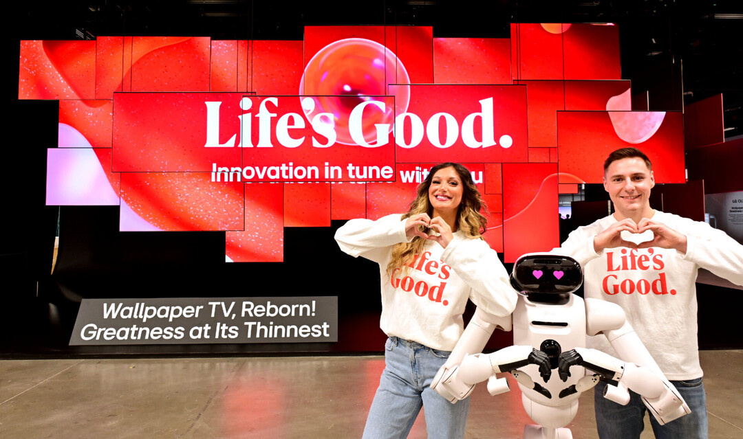 전시관 입구에는 초슬림&middot;초밀착 무선 월페이퍼 TV &lsquo;LG 올레드 에보 AI W6&rsquo; 38대를 천장에 매달아 공중에 떠 있는 듯 연출한 초대형 오브제가 관람객들을 맞이한다. 홈 로봇 &lsquo;LG 클로이드&rsquo;와 모델들이 초대형 오브제 앞에서 다양한 포즈를 취하고 있다.