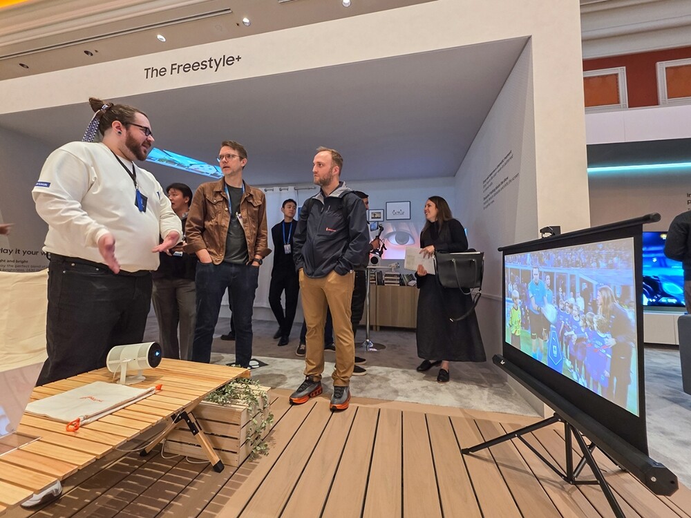 관람객이 미국 라스베이거스에서 열리는 세계 최대 전자 전시회 &lsquo;CES 2026&rsquo;에 마련된 윈호텔 삼성전자 단독 전시관에서 &lsquo;더 프리스타일+&rsquo;를 구경하고 있다.