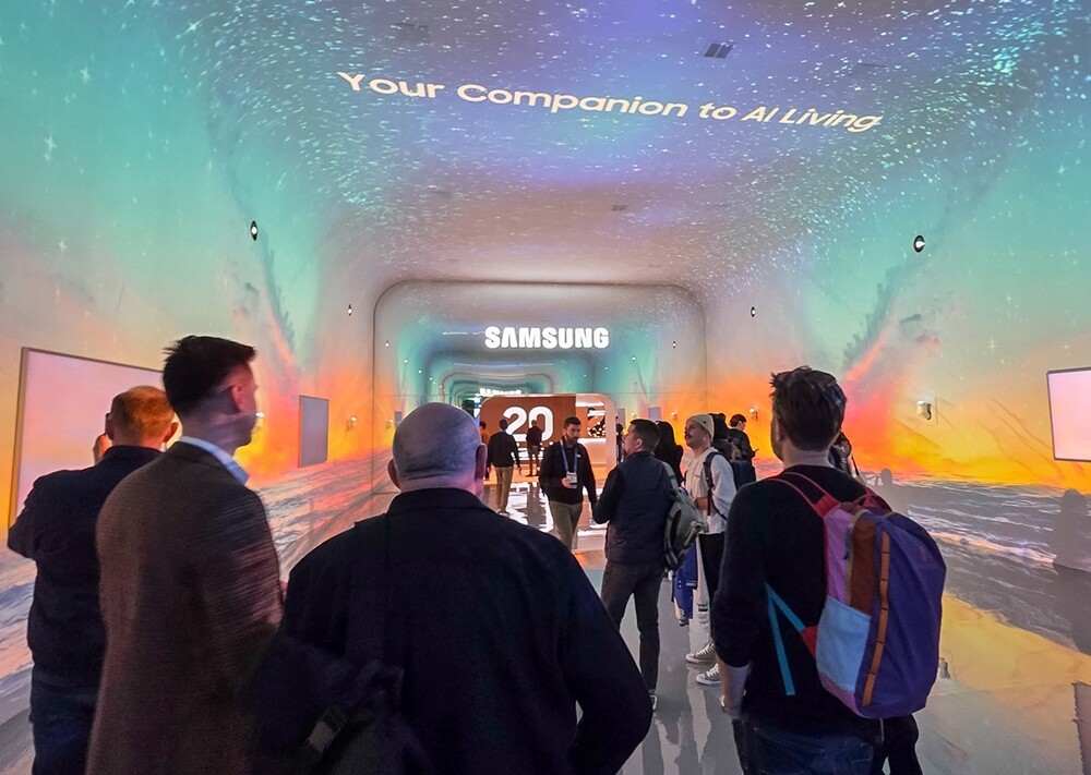 관람객이 미국 라스베이거스에서 열리는 세계 최대 전자 전시회 &lsquo;CES 2026&rsquo;에 마련된 윈호텔 삼성전자 단독 전시관에서 대형 터널 형태의 &lsquo;AI 갤러리&rsquo;를 구경하고 있다. 