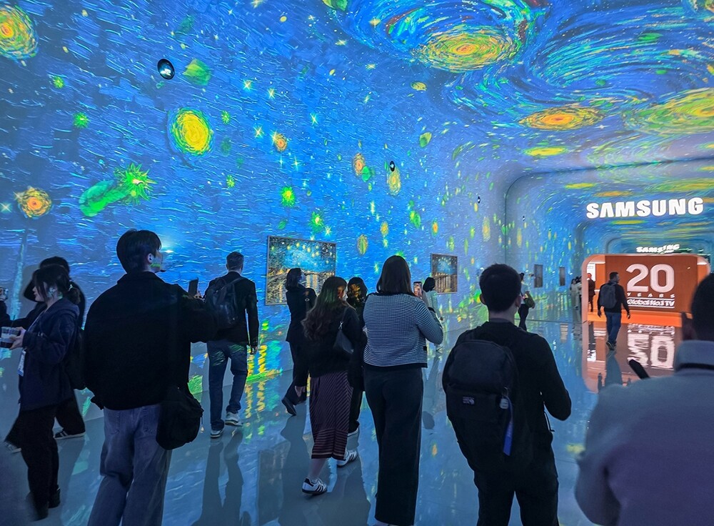 관람객이 미국 라스베이거스에서 열리는 세계 최대 전자 전시회 &lsquo;CES 2026&rsquo;에 마련된 윈호텔 삼성전자 단독 전시관에서 대형 터널 형태의 &lsquo;AI 갤러리&rsquo;를 구경하고 있다.