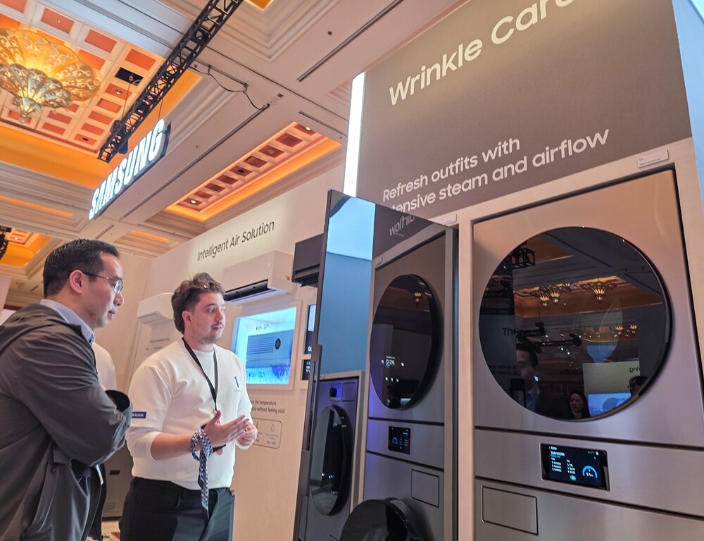 관람객이 미국 라스베이거스에서 열리는 세계 최대 전자 전시회 &lsquo;CES 2026&rsquo;에 마련된 윈호텔 삼성전자 단독 전시관에서 &lsquo;비스포크 AI 에어드레서&rsquo;를 체험하고 있다.