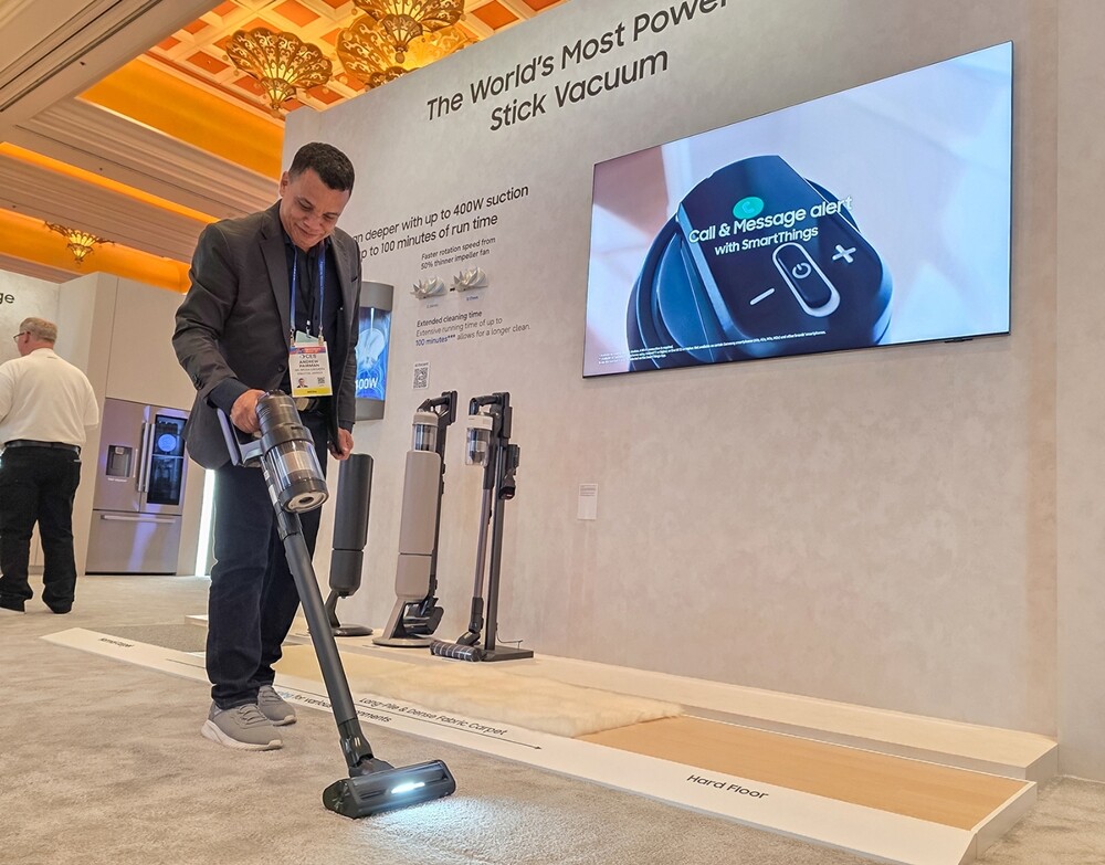 관람객이 미국 라스베이거스에서 열리는 세계 최대 전자 전시회 &lsquo;CES 2026&rsquo;에 마련된 윈호텔 삼성전자 단독 전시관에서 &lsquo;비스포크 AI 제트 400W&rsquo; 스틱 청소기를 &nbsp;체험하고 있다.