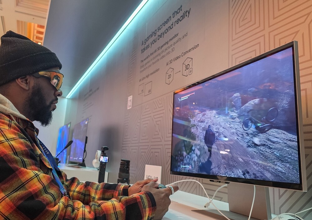 관람객이 미국 라스베이거스에서 열리는 세계 최대 전자 전시회 &lsquo;CES 2026&rsquo;에 마련된 윈호텔 삼성전자 단독 전시관에서 &lsquo;게이밍 모니터&rsquo;를 체험하고 있다.