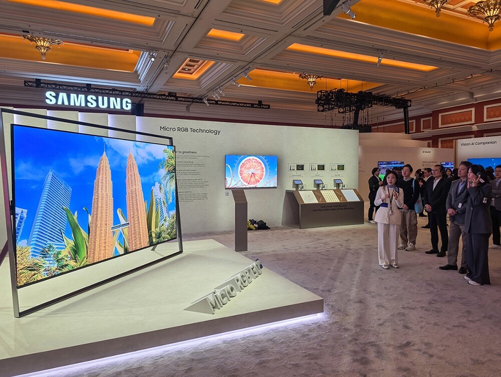 관람객이 미국 라스베이거스에서 열리는 세계 최대 전자 전시회 &lsquo;CES 2026&rsquo;에 마련된 윈호텔 삼성전자 단독 전시관에서 &lsquo;130형 마이크로 RGB TV&rsquo;를 소개하고 구경하고 있다.