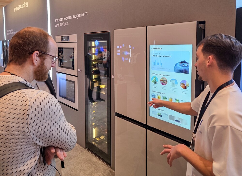 관람객이 미국 라스베이거스에서 열리는 세계 최대 전자 전시회 &lsquo;CES 2026&rsquo;에 마련된 윈호텔 삼성전자 단독 전시관에서 &lsquo;비스포크 AI 패밀리허브&rsquo; 냉장고를 체험하고 있다.