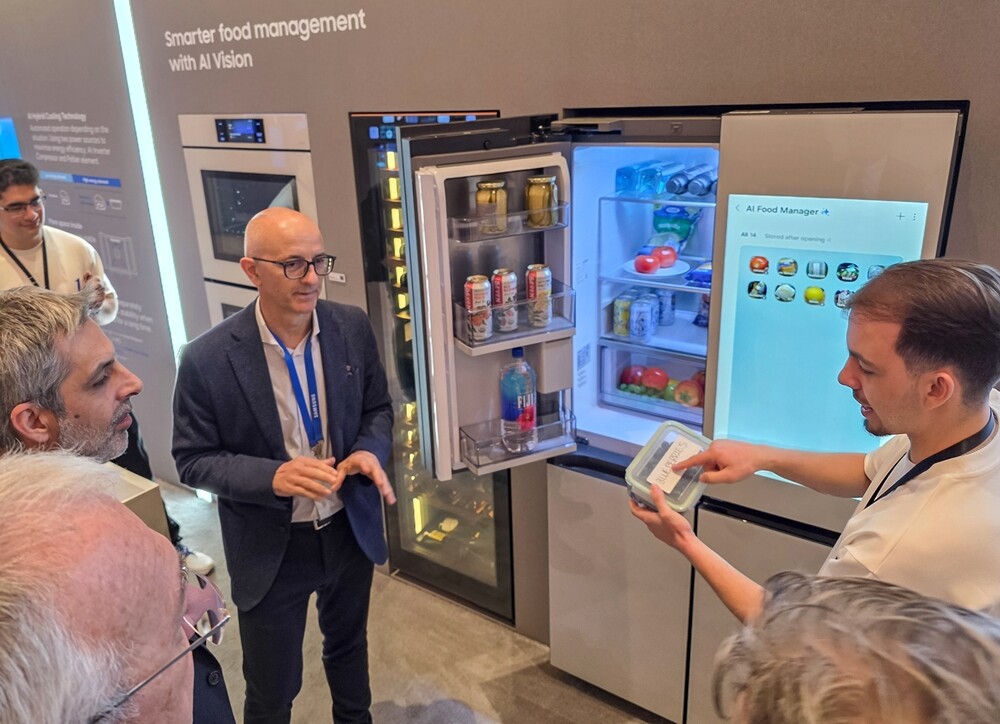 관람객이 미국 라스베이거스에서 열리는 세계 최대 전자 전시회 &lsquo;CES 2026&rsquo;에 마련된 윈호텔 삼성전자 단독 전시관에서 &lsquo;비스포크 AI 패밀리허브&rsquo; 냉장고를 체험하고 있다.